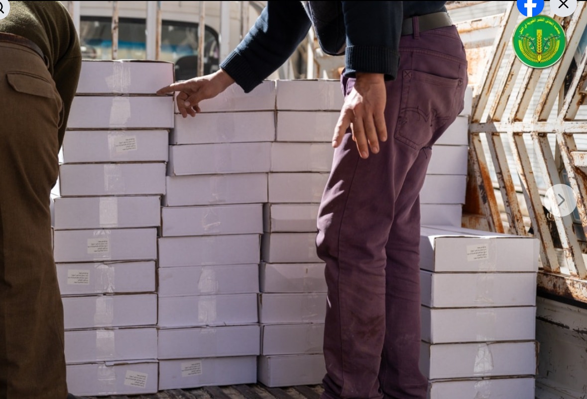 توزيع كميات من التمر على عدد من الجمعيات الخيرية في المناطق المجاورة